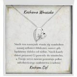 Zbliżenie na srebrny naszyjnik serce - prezent dla wnuczki