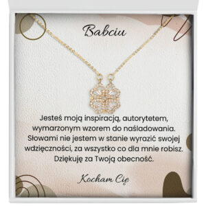 Zbliżenie na złoty naszyjnik Koniczynka - prezent dla babci
