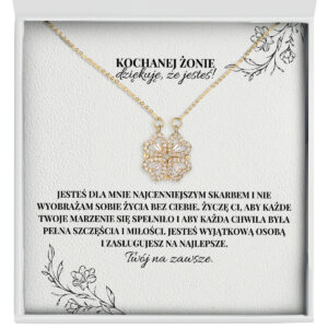 Zbliżenie na złoty naszyjnik Koniczynka - prezent dla żony