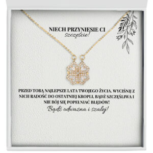 Zbliżenie na złoty naszyjnik Koniczynka - prezent dla koleżanki