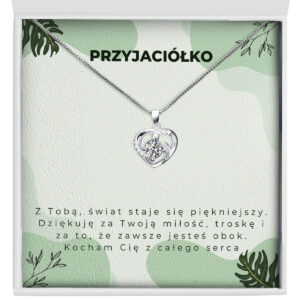 Zbliżenie na srebrny naszyjnik serce trójramienne - prezent dla przyjaciółki