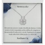 Zbliżenie na srebrny naszyjnik Koniczynka - prezent dla siostry