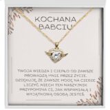 Zbliżenie na naszyjnik serce ze skrzydłami - prezent dla babci