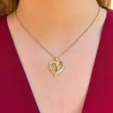 Złoty naszyjnik przedstawiający matkę z dzieckiem