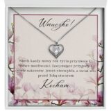 Zbliżenie na srebrny naszyjnik Serce z cyrkonią - prezent dla wnuczki