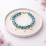 Bransoletka z krzyżykiem, sercem i koniczynką. Biżuteria z kamieni naturalnych