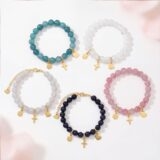 Prezentacja bransoletek z krzyżykiem