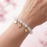 Prezentacja na ręce bransoletki z Kryształu Górskiego z krzyżykiem