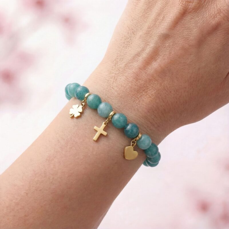 Prezentacja-morskiej-bransoletki-z-krzyzykiem-na-rece Prezentacja na ręce bransoletki z morskiego agatu z krzyżykiem