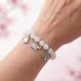 Prezentacja na ręce srebrnej bransoletki szczęścia z białego agatu