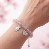 Prezentacja-rozowej-bransoletki-z-imionami-na-rece