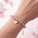 Prezentacja różowej bransoletki z imionami na ręce