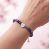 Prezentacja na ręce srebrnej bransoletki z Ametystu