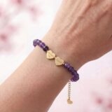 Prezentacja na ręce złotej bransoletki z Ametystu