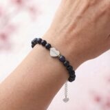 Prezentacja na ręce srebrnej bransoletki personalizowanej z Nocy Kairu