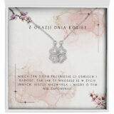 Zbliżenie na naszyjnik srebrna koniczynka z dedykacją