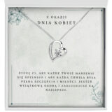 Zbliżenie na srebrny na srebrny naszyjnik