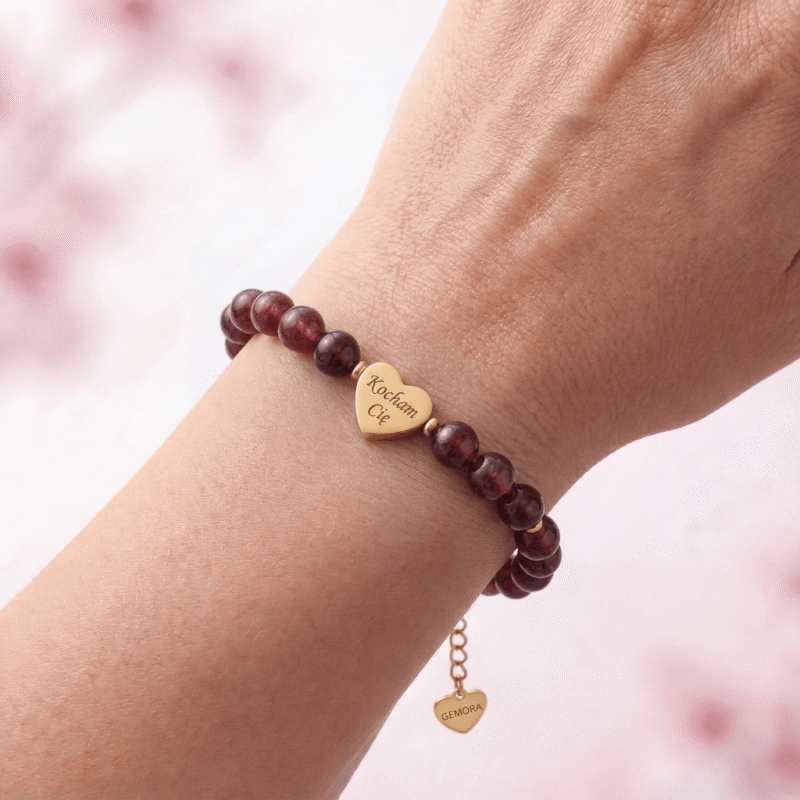 Bransoletka-czerwony-granat-zlota-na-rece Bransoletka z czerwonego granatu na ręce - prezentacja