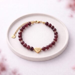 Bransoletka z grawerem - Czerwony granat, personalizowana (1–3 serca)