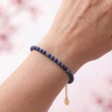 Prezentacja bransoletki na rece lapis lazuli 4mm zlota