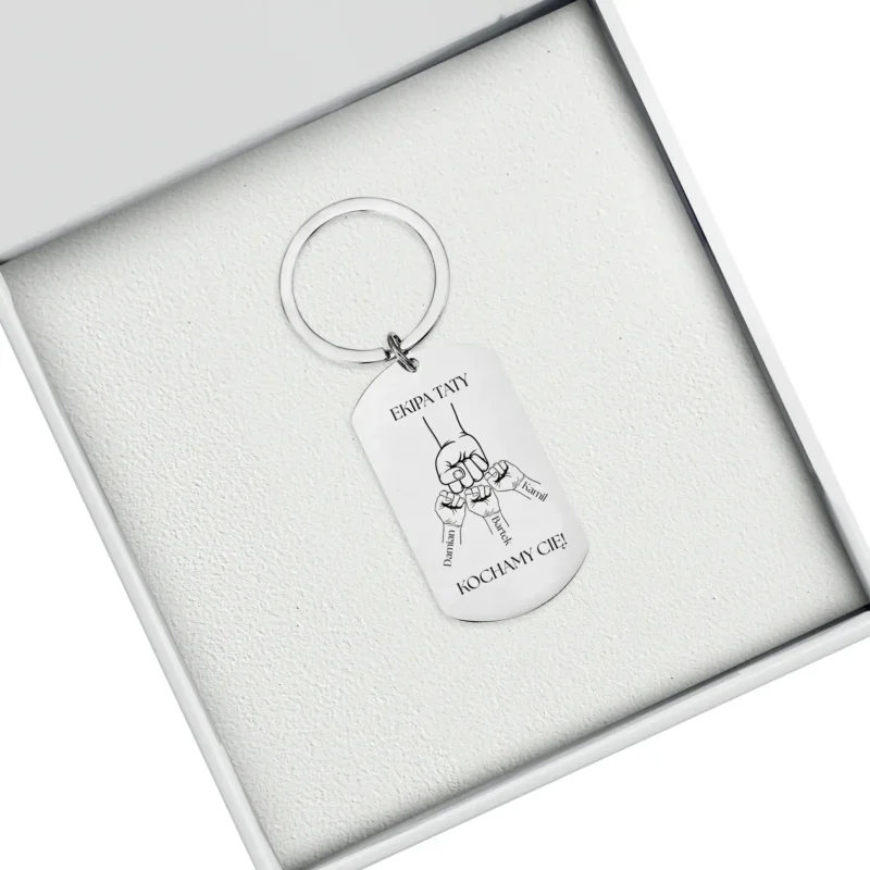 brelok w pudełku srebrny (1) Prezentacja w pudełku - Brelok srebrny Ekipa Taty