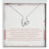 Zbliżenie na srebrny naszyjnik serce na Dzień Nauczycielki