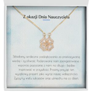 Złota koniczynka - Zbliżenie na naszyjnik z dedykacją z okazji Dnia Nauczyciela