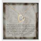 Przybliżenie na złoty naszyjnik dla nauczycielki