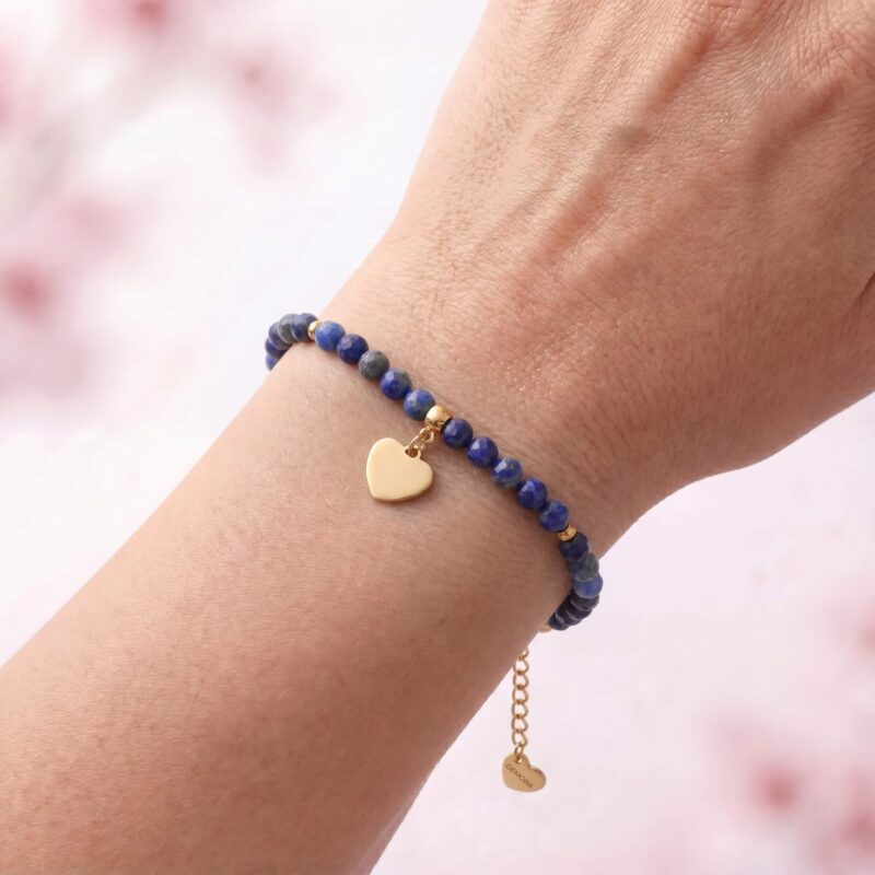 Prezentacja-bransoletka-z-lapis-lazuli-dowolna-zawieszka-zlota Prezentacja na ręce - bransoletka z lapis lazuli złota