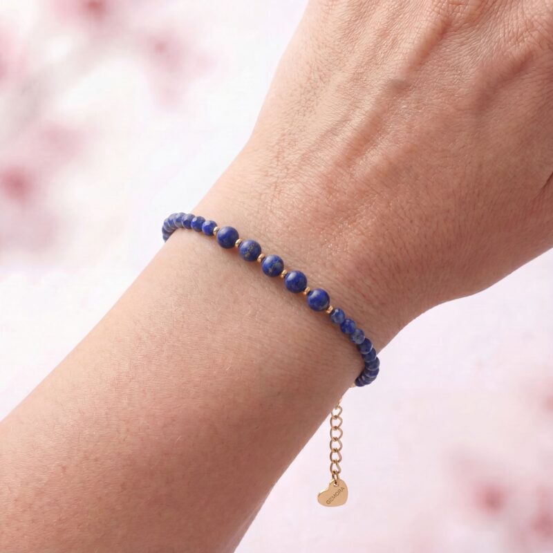 bransoletka-lapis-lazuli-na-rece-zlota Złota bransoletka z lapisu lazuli założona na nadgarstek