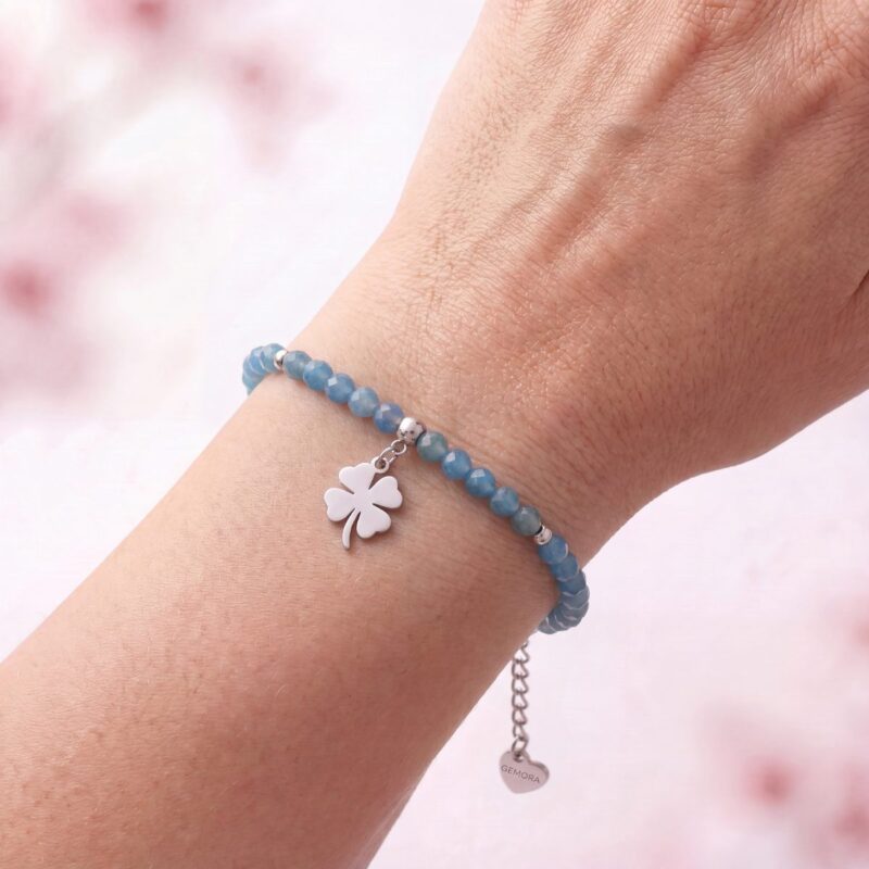 bransoletka-niebieski-kamien-nadgarstek-srebrna Bransoletka z niebieskim kamieniem naturalnym apatyt na nadgarstku - wersja srebrna