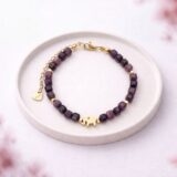 Bransoletka ze słonikiem z naturalnego granatu - wariant złoty, fasetowane kostki bordowo-fioletowe