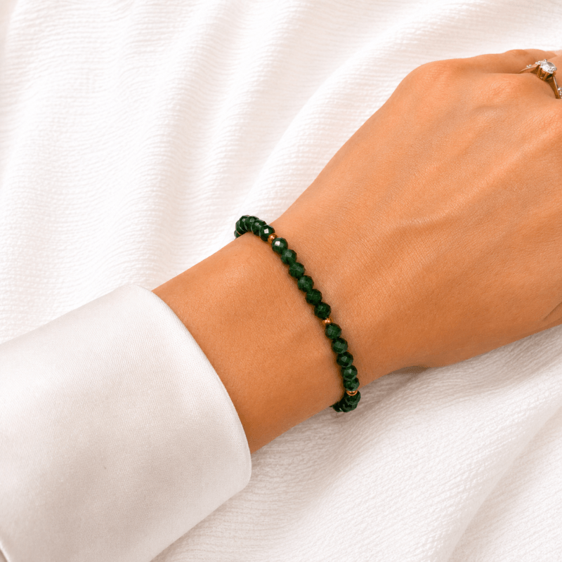 Bransoletka z fasetowanych kuleczek ciemnozielonego chalcedonu 4 mm na nadgarstku - zlota Bransoletka z fasetowanych kuleczek ciemnozielonego chalcedonu 4 mm na nadgarstku - zlota