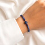 Bransoletka lapis lazuli na nadgarstku, wariant złoty